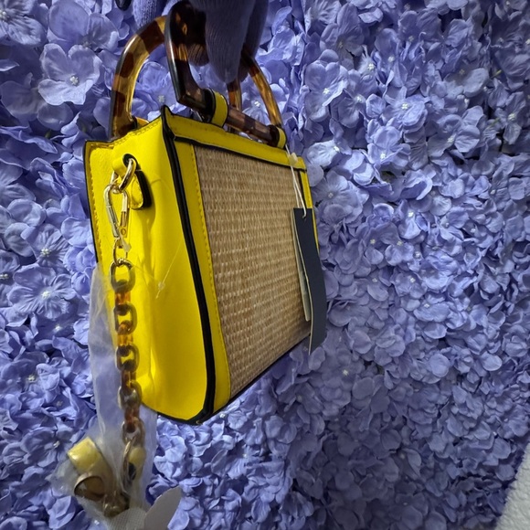 🔥New IN 💡ATTIRE YELLOW CROSSBODY BAG🔥 - Picture 3 of 9